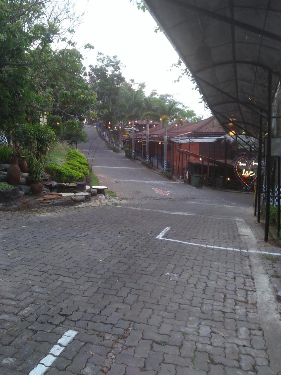 Green Valley Resort Bandungan Exterior photo