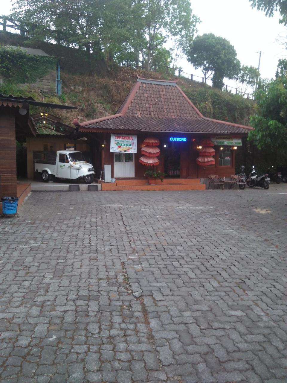 Green Valley Resort Bandungan Exterior photo